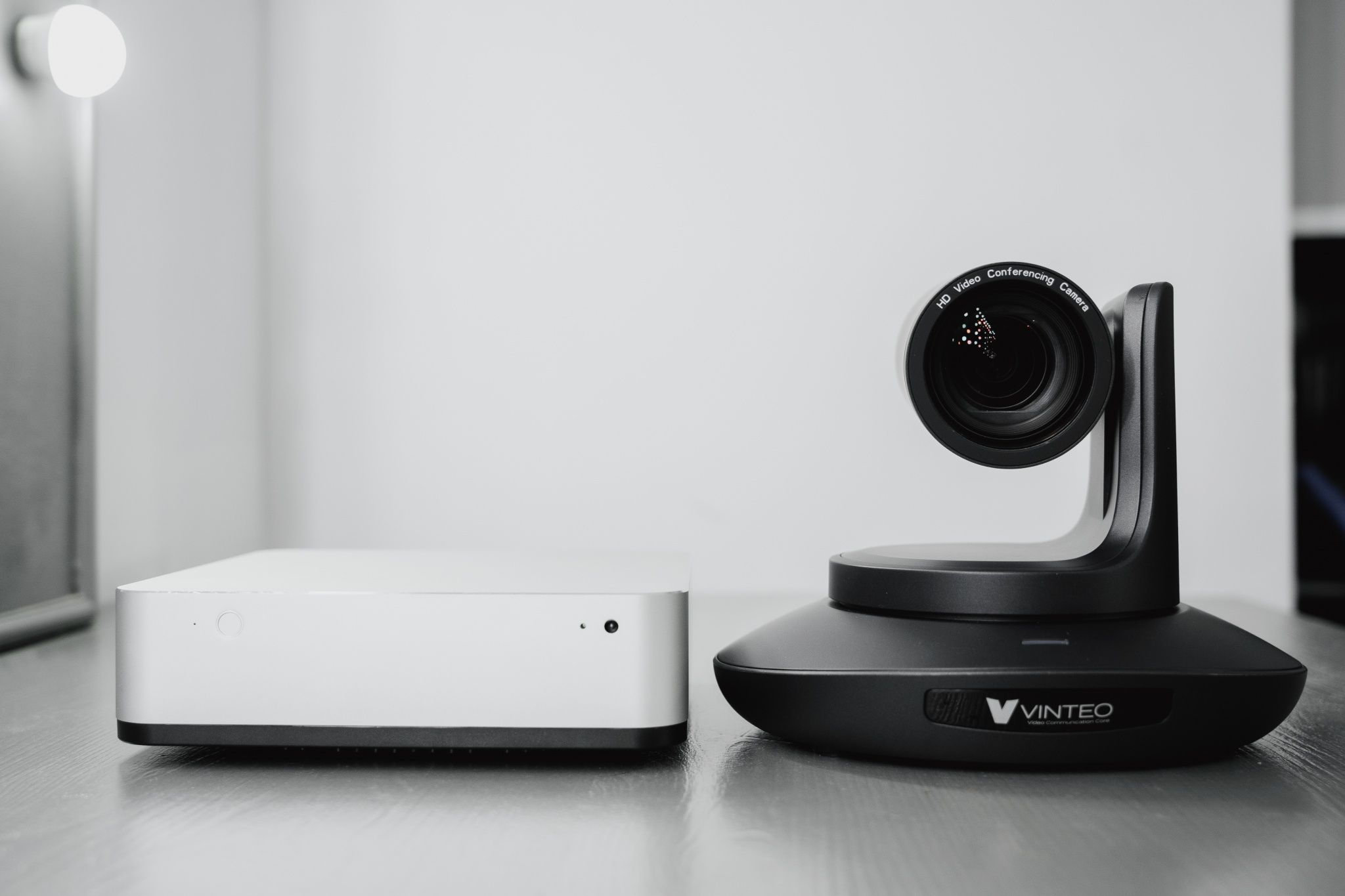 ST1080-01 Групповой терминал Vinteo ST 1080 в комплектации: PTZ USB2.0 камера х12 оптический зум; ИК пульт; настольный микрофон; кабели подключения